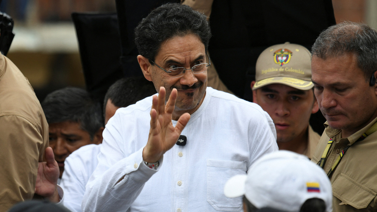 Colombian presidential candidate Ivan Cepeda of the Historic Pact party waves as he arrives to a campaign event ahead of the runoff election, in Cali, Colombia, June 6, 2026. REUTERS/Jair Coll