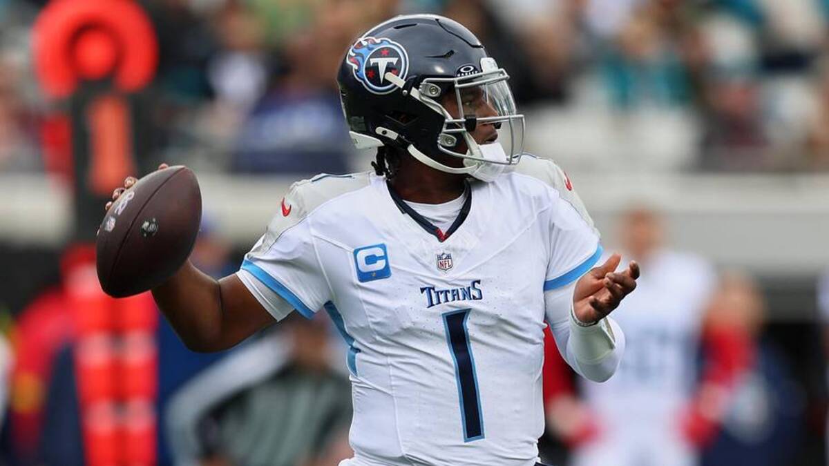  Tennessee Titans quarterback Cam Ward (1) throws a pass against the Jacksonville Jaguars during the first quarter at EverBank Stadium. | Morgan Tencza-Imagn Images 