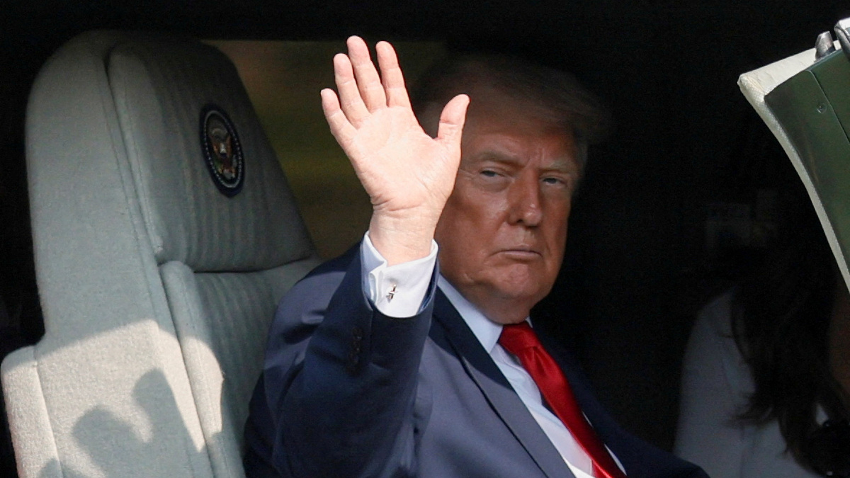 U.S. President Donald Trump waves aboard Marine One in Carlisle, Pennsylvania, U.S., July 15, 2026. REUTERS/Kylie Cooper