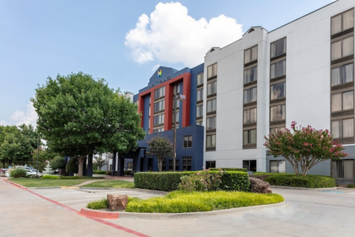 Hyatt Place Dallas/Arlington stands out with its inviting exterior and a touch of nature. Photo credit: Hyatt Place Dallas/Arlington