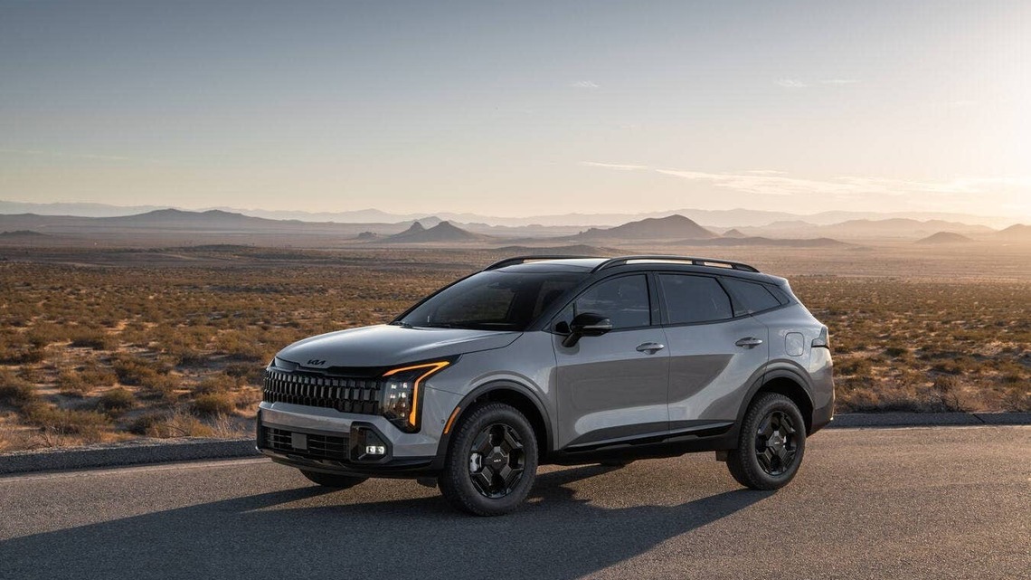 We Compared the 2026 Kia Sportage and Nissan Rogue. One Clearly Won 