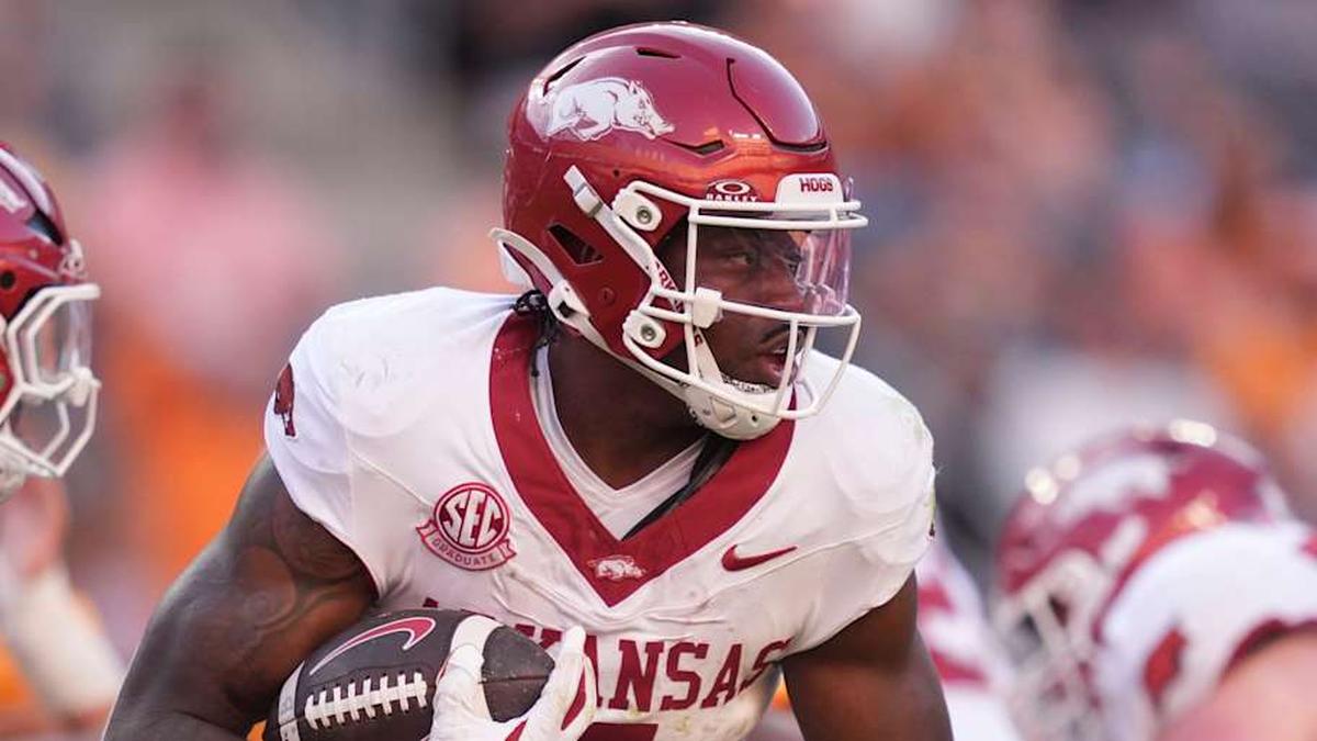  Arkansas running back Mike Washington Jr. (4) runs the ball in an NCAA college football game against Tennessee on Oct. 11, 2025, in Knoxville, Tennessee. | Saul Young/News Sentinel / USA TODAY NETWORK via Imagn Images 