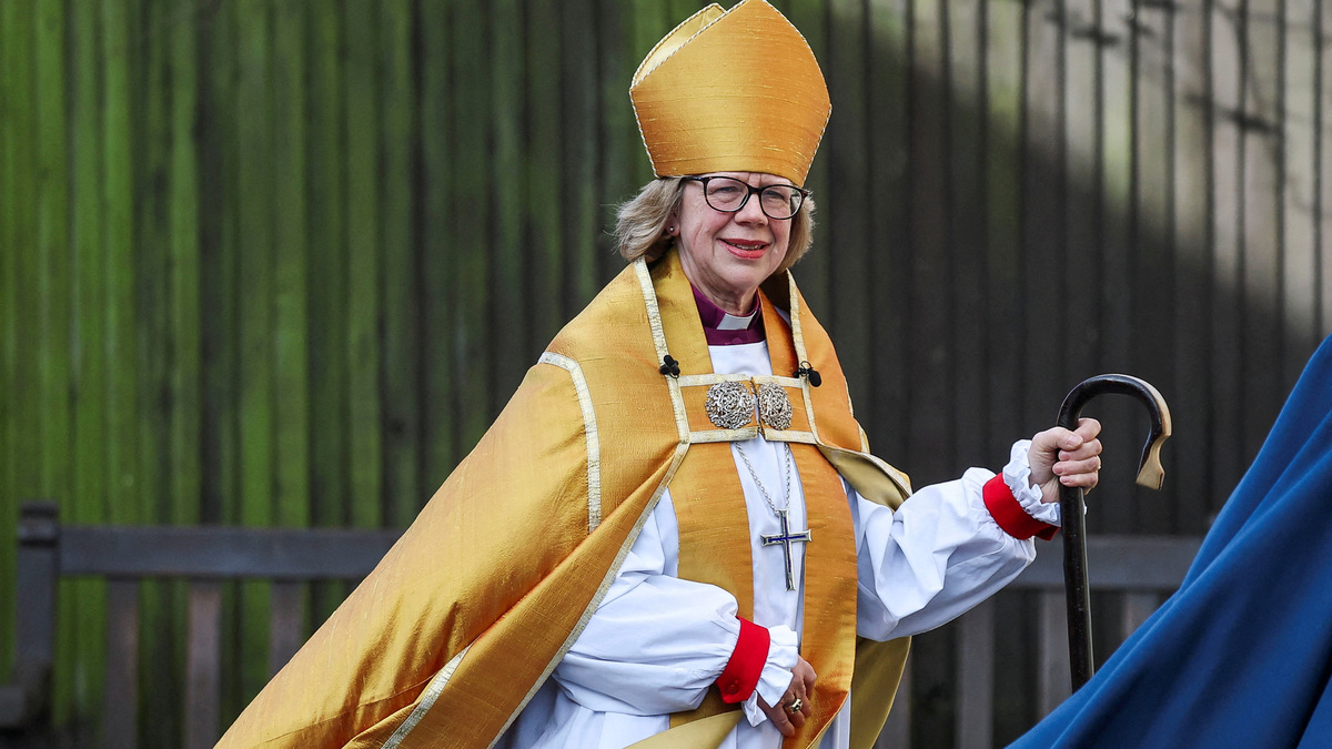 FILE PHOTO: Sarah Mullally arrives to attend the Installation Service for her as the 106th and first female Archbishop of Canterbury, at Canterbury Cathedral in Canterbury, Britain, March 25, 2026. REUTERS/Toby Melville/File Photo