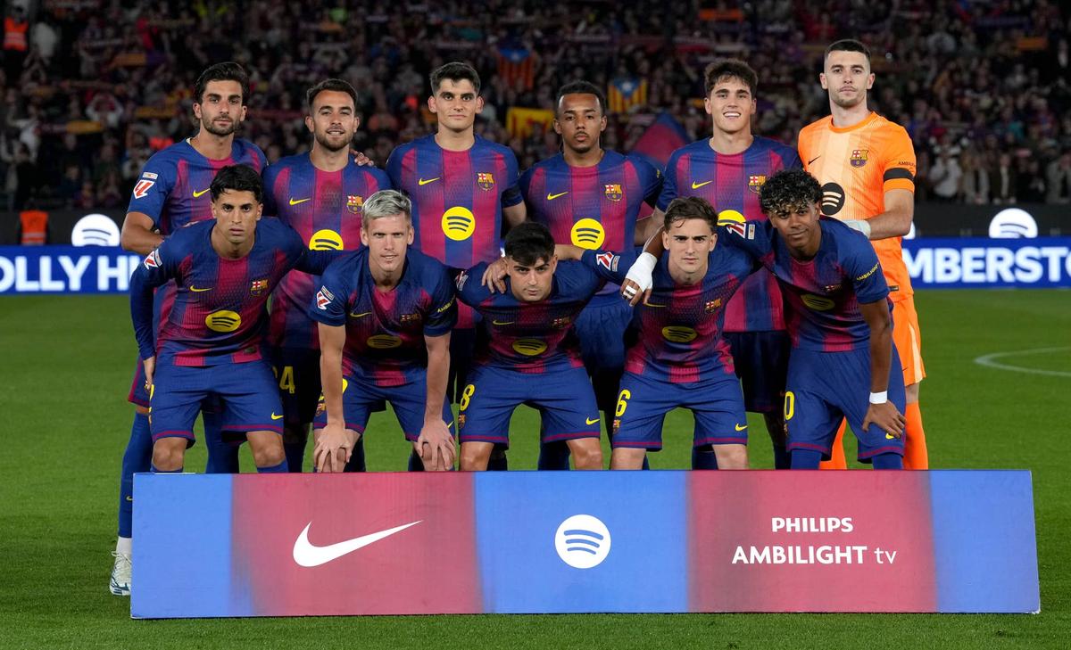  The FC Barcelona team pose for a photo prior to the LaLiga EA Sports match between FC Barcelona and RC Celta de Vigo. Photo by Alex Caparros/Getty Images