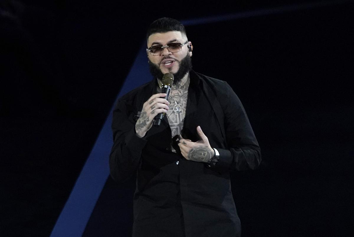 ARCHIVO - Farruko canta en la gala en honor a Rubén Blades como Persona del Año de la Academia Latina de la Grabación, el 17 de noviembre de 2021 en Las Vegas. Los fans de Farruko abarrotaron un estadio de Miami esperando ver al astro del reggaetón interpretar “Pepas”. En vez, el cantante se disculpó por su exitoso sencillo, que trata sobre drogarse en una fiesta, se negó a cantarlo y habló profusamente sobre Dios a lo largo del concierto, dejando a los presentes estupefactos y el futuro de su carrera en juego. (Foto AP/Chris Pizzello, Archivo)