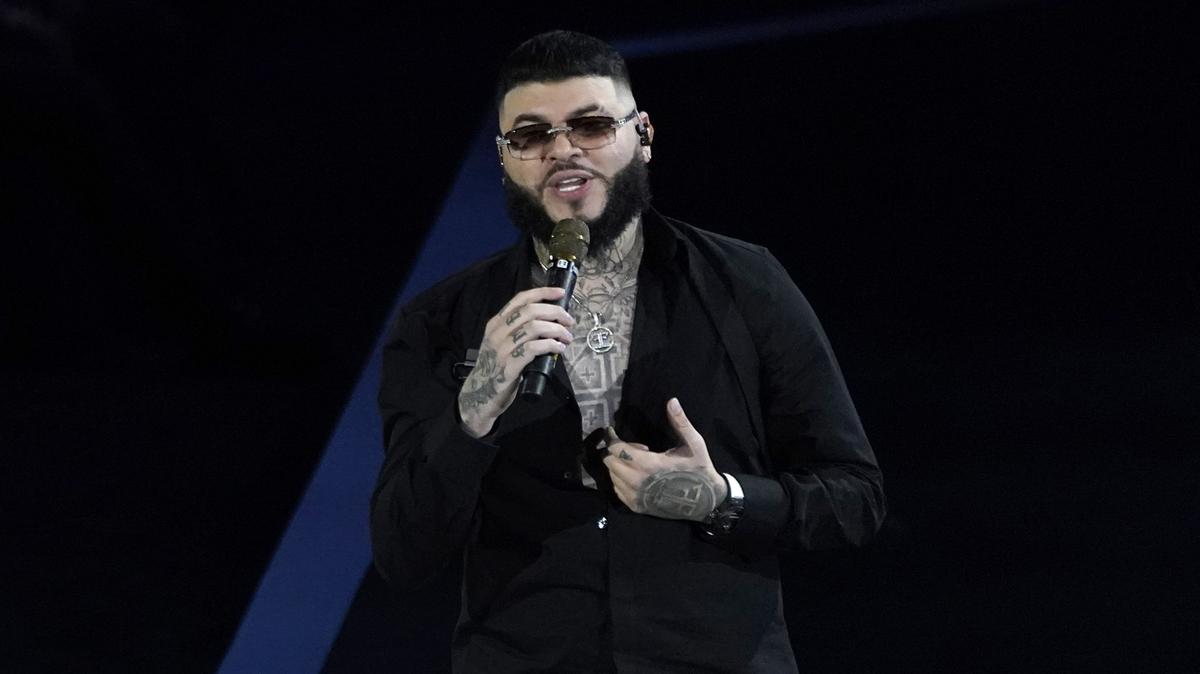 ARCHIVO - Farruko canta en la gala en honor a Rubén Blades como Persona del Año de la Academia Latina de la Grabación, el 17 de noviembre de 2021 en Las Vegas. Los fans de Farruko abarrotaron un estadio de Miami esperando ver al astro del reggaetón interpretar “Pepas”. En vez, el cantante se disculpó por su exitoso sencillo, que trata sobre drogarse en una fiesta, se negó a cantarlo y habló profusamente sobre Dios a lo largo del concierto, dejando a los presentes estupefactos y el futuro de su carrera en juego. (Foto AP/Chris Pizzello, Archivo)
