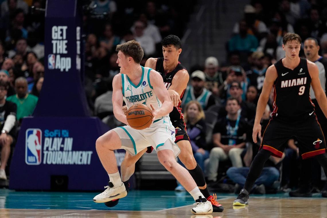  Apr 14, 2026; Charlotte, North Carolina, USA; Charlotte Hornets guard/forward Kon Knueppel (7) drives to the basket against Miami Heat forward Simone Fontecchio (0) during the second quarter during the play-in rounds between the Charlotte Hornets and the Miami Heat of the 2026 NBA Playoffs at Spectrum Center. Mandatory Credit: Jim Dedmon-Imagn Images 