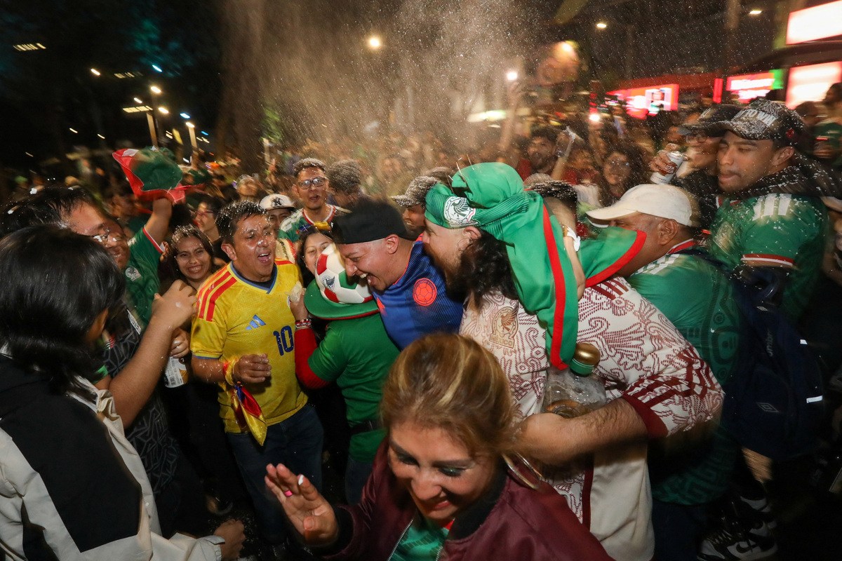 Los aficionados celebran cerca del Ángel de la Independencia tras la victoria de México en el partido de la Copa del Mundo de la FIFA 2026 contra Corea del Sur, en Ciudad de México, México, el 19 de junio de 2026. REUTERS/Paola García