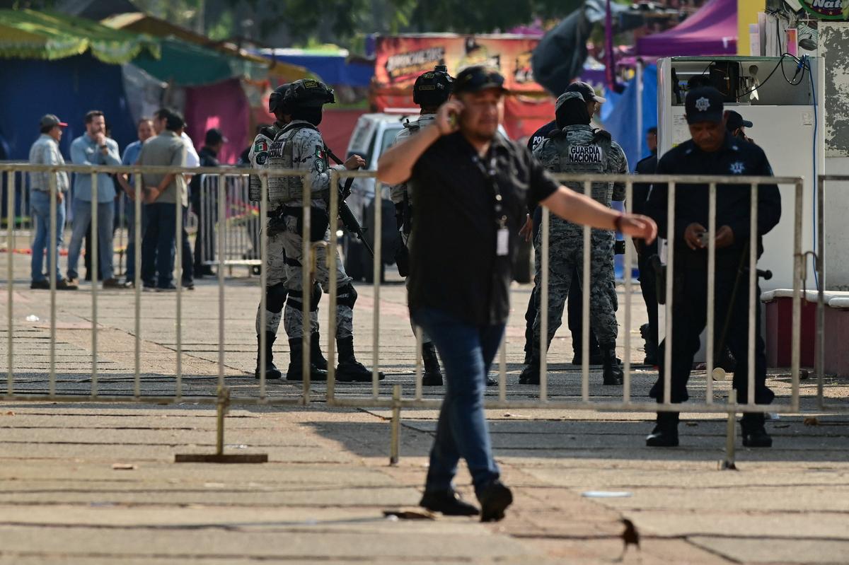 Members of the National Guard operate at the scene in the aftermath of a deadly fire at a large fairground venue where a music concert attended by thousands of people took place, in Villahermosa, Tabasco state, Mexico, May 7, 2026. REUTERS/Luis Manuel Lopez