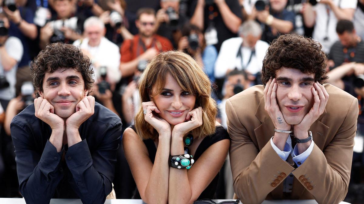 Directors Javier Ambrossi and Javier Calvo, and cast member Penelope Cruz pose during a photocall for the film "La bola negra" (The Black Ball) in competition at the 79th Cannes Film Festival in Cannes, France, May 22, 2026. REUTERS/Sarah Meyssonnier