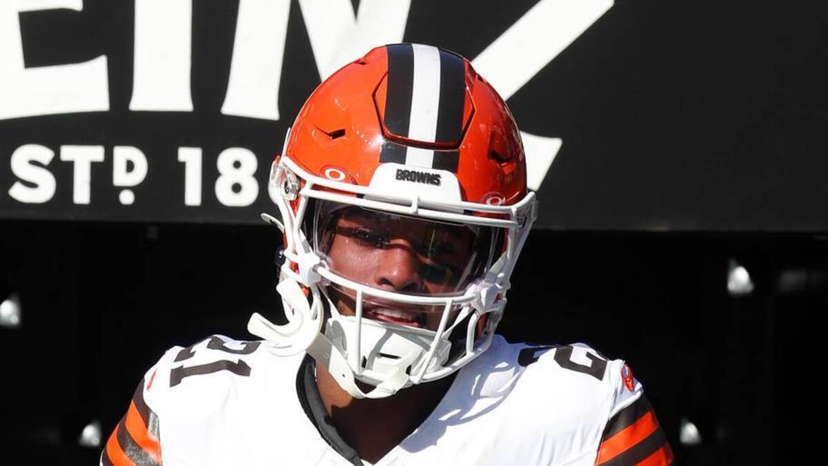  Dec 8, 2024; Pittsburgh, Pennsylvania, USA; Cleveland Browns cornerback Denzel Ward (21) takes the field to play the Pittsburgh Steelers at Acrisure Stadium. Mandatory Credit: Charles LeClaire-Imagn Images | Charles LeClaire-Imagn Images 