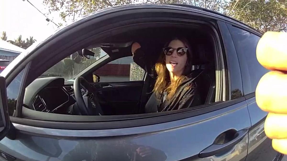 Kathleen Thomas, explaining to the officer that she has one arm. (Palm Beach County Sheriff's Office via SWNS). 