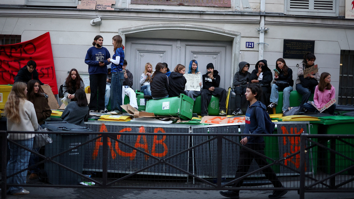 French students keep up protest pressure with some demonstrations hit ...