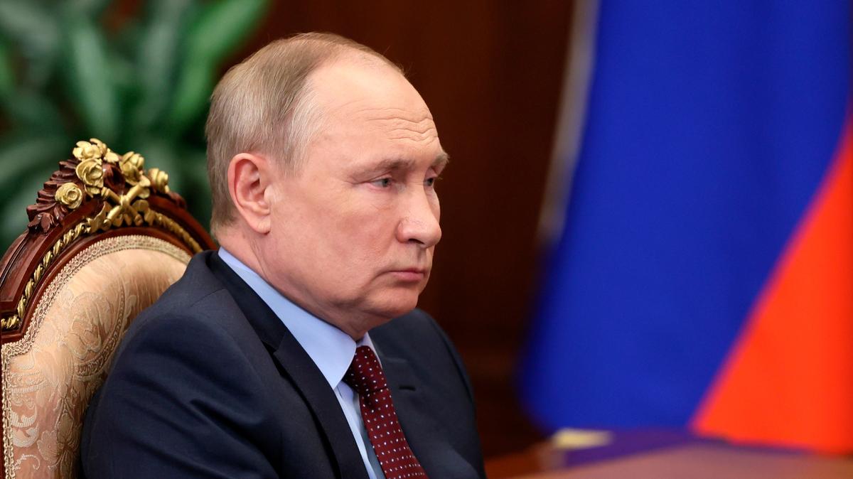 El presidente ruso, Vladimir Putin, escucha al jefe de la Unión Rusa de Industriales y Empresarios, Alexander Shokhin, durante su reunión en Moscú, Rusia, el miércoles 2 de marzo de 2022. (Mikhail Klimentyev, Sputnik, Kremlin Pool foto vía AP)