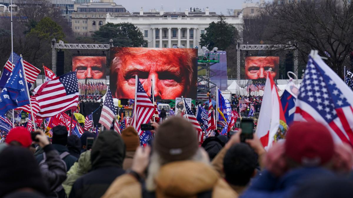 En esta foto de archivo del 6 de enero de 2021, los partidarios del ex presidente Donald Trump participan en un mitin en Washington. El viernes 21 de octubre de 2022, The Associated Press informó sobre historias que circulaban en línea incorrectamente que afirmaban que el expresidente Donald Trump firmó una orden para desplegar 20,000 soldados de la Guardia Nacional antes de que sus partidarios irrumpieran en el Capitolio de EE. UU. el 6 de enero de 2021, pero fue detenida. por el sargento de armas de la Cámara, a instancias de la presidenta de la Cámara, Nancy Pelosi. (Foto AP/John Minchillo, archivo)
