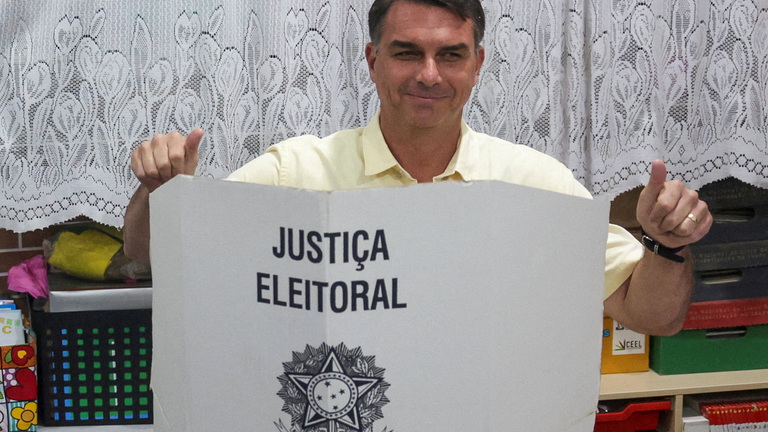 Flávio Bolsonaro pretende que su padre le ponga banda presidencial si gana segunda vuelta