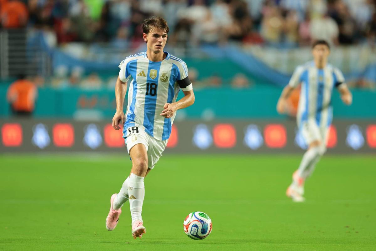  Argentina midfielder Nico Paz (18) dribbles the ball against Venezuela during the second half at Hard Rock Stadium. Sam Navarro-Imagn Images