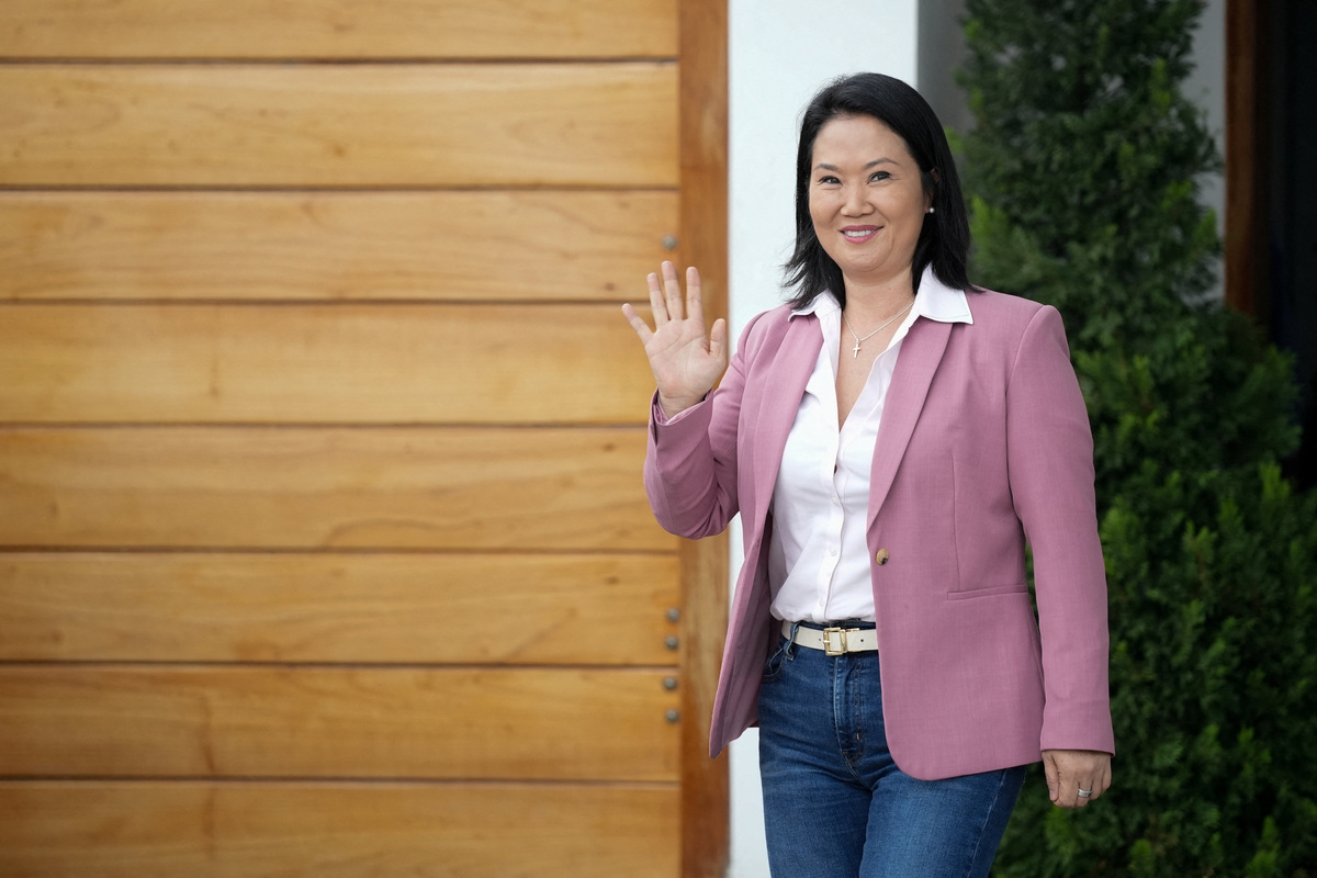 Conservative Keiko Fujimori waves to the media outside her home after she narrowly defeated leftist congressman Roberto Sanchez in the Peruvian presidential election, ahead of the official result announcement, in Lima, Peru, June 24, 2026. REUTERS/Angela Ponce