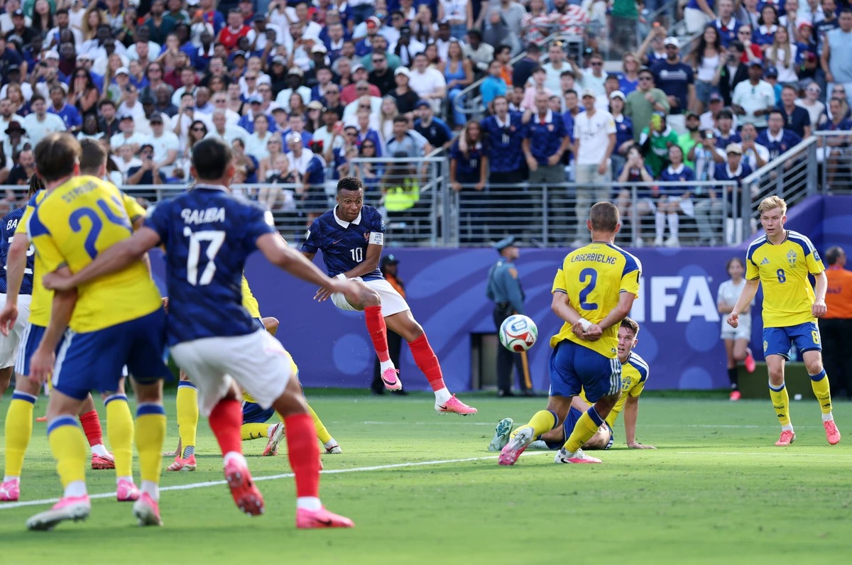 Kylian Mbappe #10 of France scores his team's first goal during the FIFA World Cup 2026 Round Of 32 match between France and Sweden at New York New Jersey Stadium on June 30, 2026 in East Rutherford, New Jersey. (Photo by Dan Mullan/Getty Images) Photo by Dan Mullan/Getty Images