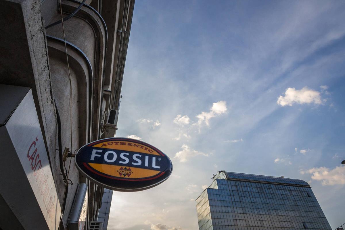  Fossil Group quietly closed 7 stores in the first quarter of 2026. 