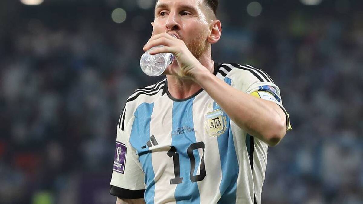  Lionel Messi drank a bottle of water during the 2022 World Cup final. | Youssef Loulidi/Fantasista/Getty Images 