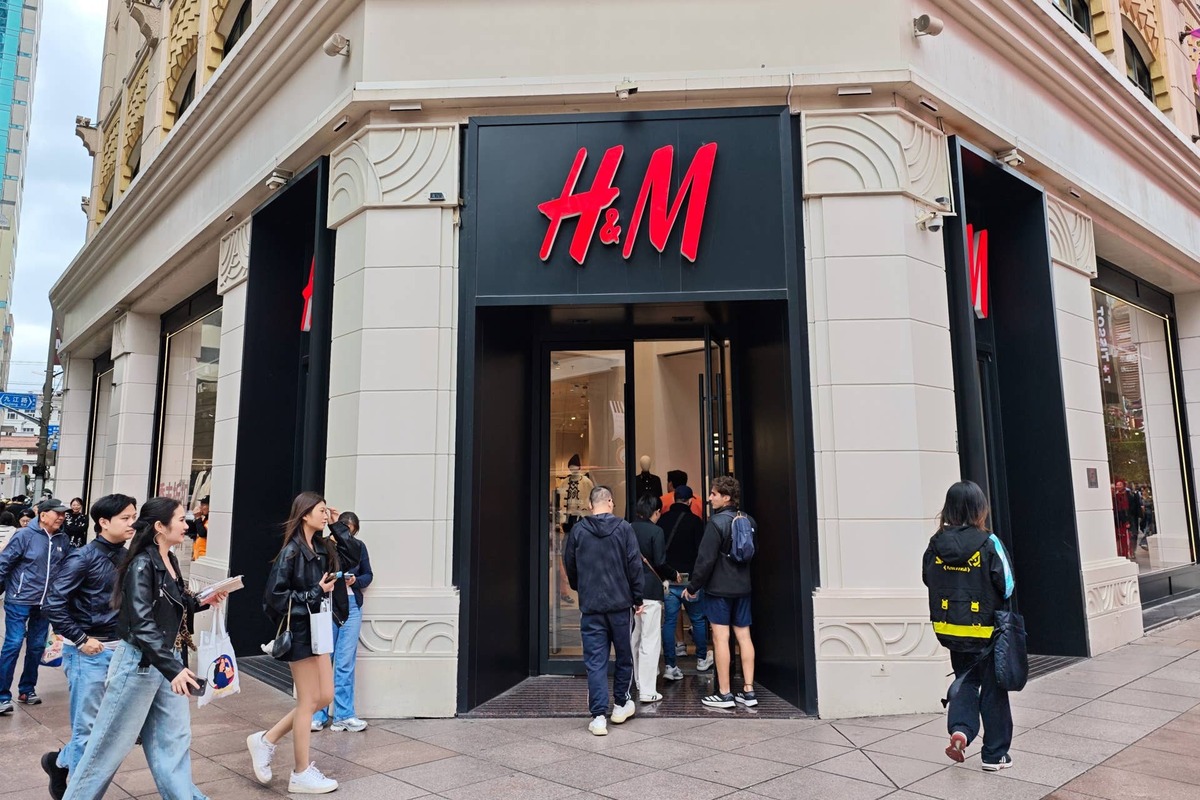  H&M closes 128 stores worldwide. 