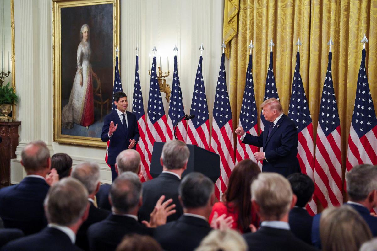 U.S. President Donald Trump arrives with incoming Federal Reserve Chair Kevin Warsh for Warsh's swearing-in ceremony at the White House in Washington, D.C., U.S., May 22, 2026. REUTERS/Evelyn Hockstein