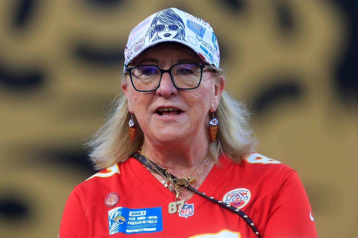  Donna Kelce, mother of Kansas City Chiefs tight end Travis Kelce (87) and former Eagle center Jason Kelce, looks on with her Taylor Swift hat before an NFL football matchup at EverBank Stadium, Monday, Oct. 6, 2025, in Jacksonville, Fla. [Corey Perrine/Florida Times-Union] 