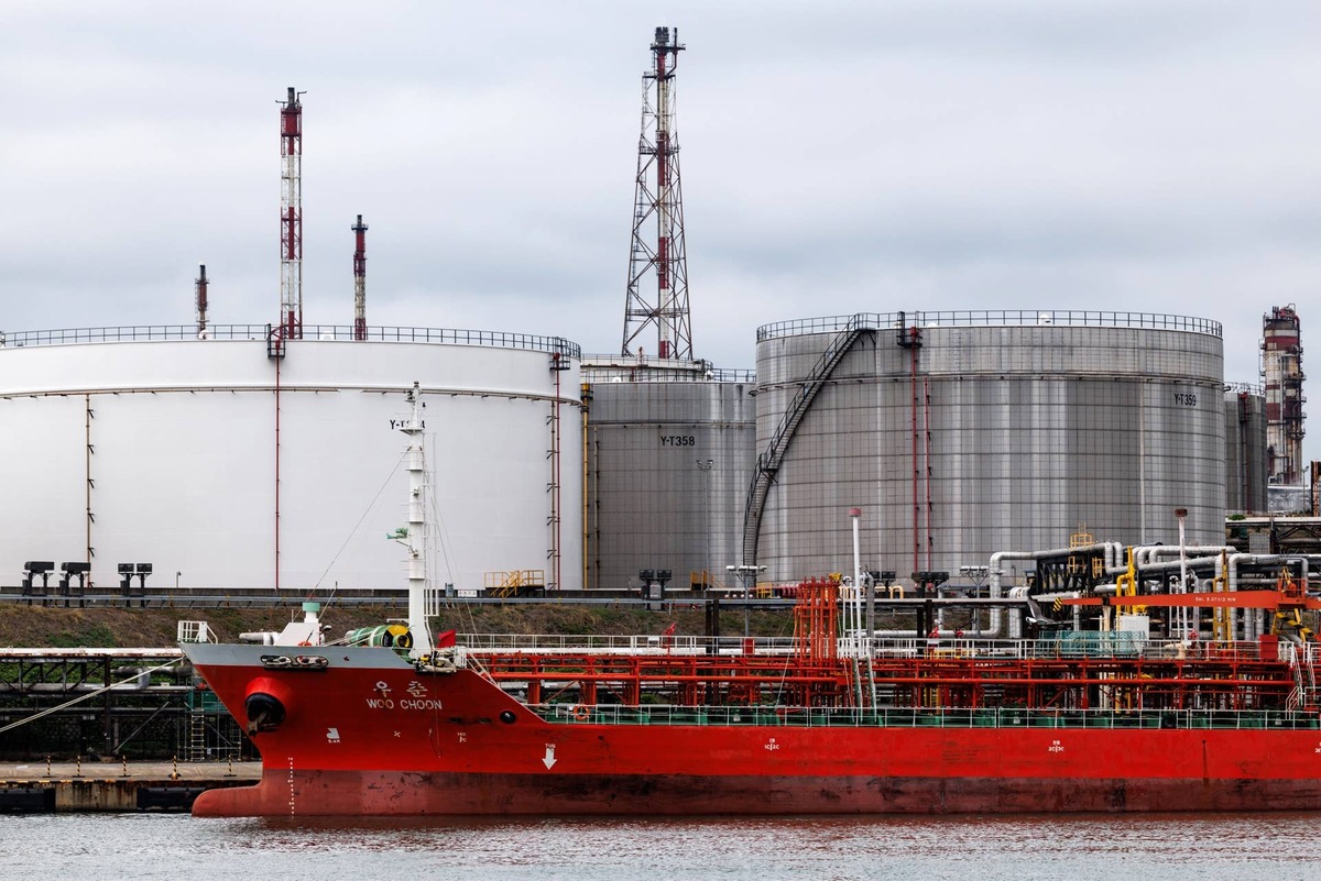  JPMorgan warned that the oversupply expected in Q4 2026 and early 2027 will likely require production curtailments. Cho/Getty Images