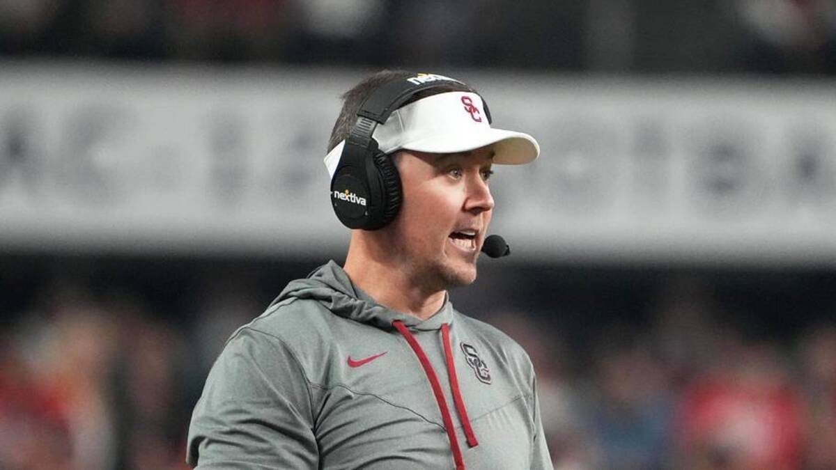  Dec 2, 2022; Las Vegas, NV, USA; Southern California Trojans head coach Lincoln Riley reacts against the Utah Utes in the first half of the Pac-12 Championship at Allegiant Stadium. Mandatory Credit: Kirby Lee-Imagn Images | Kirby Lee-Imagn Images 