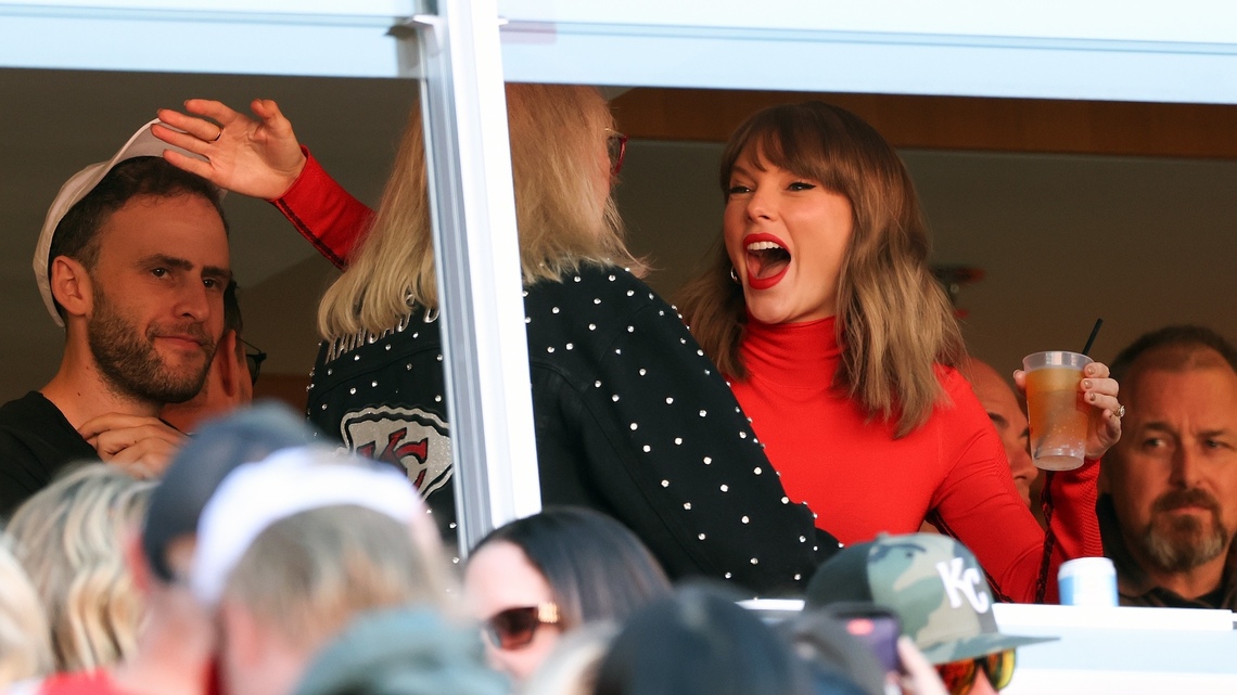 Taylor Swift Has Adorable Reaction to Seeing Donna Kelce at Chiefs Game 