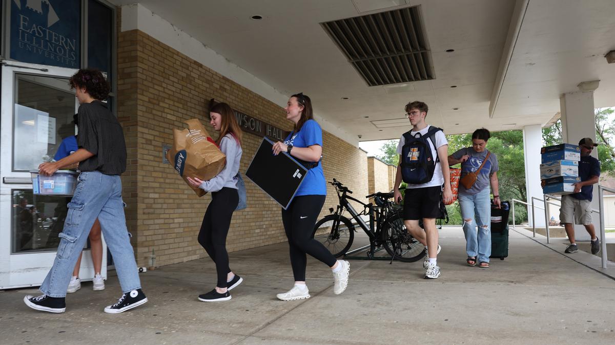 Students move into Lawson Hall on the Eastern Illinois University campus on Aug. 21, 2025, in Charleston, Illinois. (John J. Kim/Chicago Tribune/TNS)