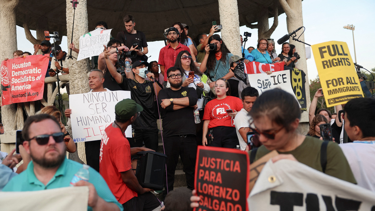 People attend a vigil after the fatal shooting of Mexican motorist Lorenzo Salgado Araujo by an ICE agent in Houston, Texas, U.S., July 8, 2026. REUTERS/Antranik Tavitian