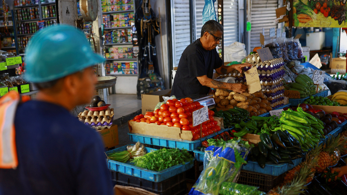 A worker sells fruits and vegetables at a market in Ciudad Juarez, Mexico, April 15, 2026. REUTERS/Jose Luis Gonzalez