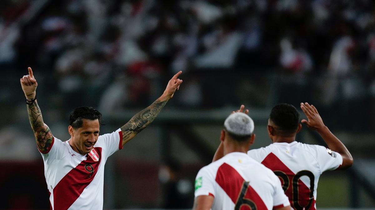 Gianluca Lapadula (izquierda) festeja tras anotar el primer gol de Perú ante Paraguay en las eliminatorias del Mundial, el martes 29 de marzo de 2022, en Lima.