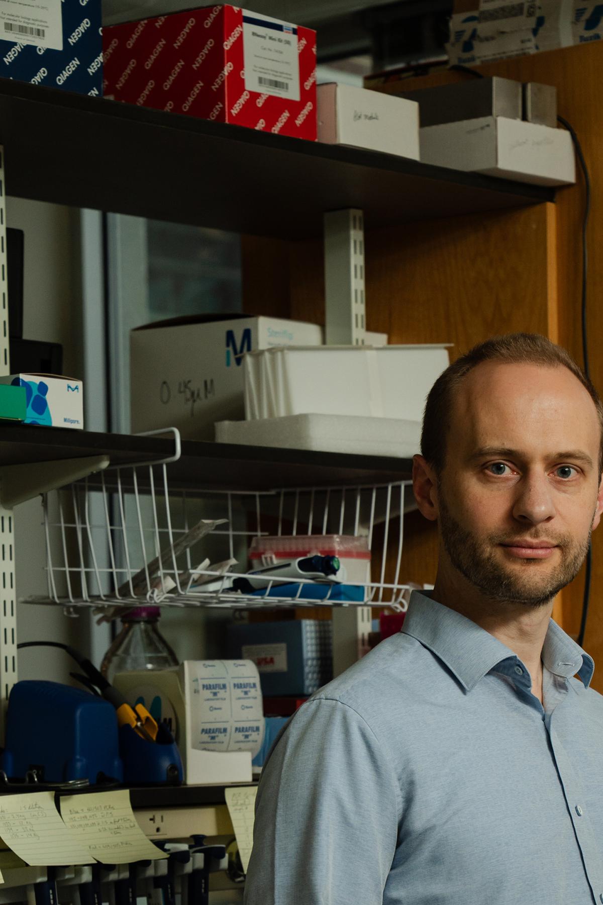 Kevin Esvelt, a genetic engineer at the Massachusetts Institute of Technology who has long warned about the dangers of synthetic biology, at his lab in Cambridge, Mass., March 31, 2026. Scientists shared transcripts in which chatbots have described in lucid, bullet-pointed detail how to buy raw genetic material, turn it into deadly weapons and deploy them in public spaces. (Sophie Park/The New York Times)