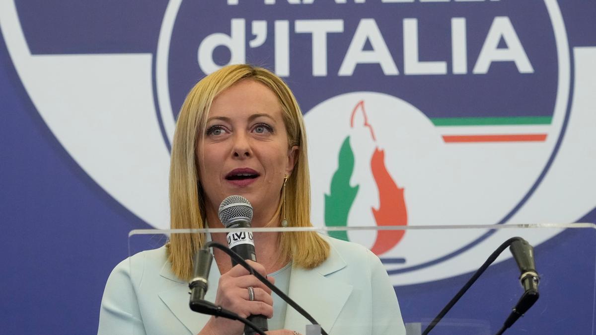 La dirigente del partido derechista Hermanos de Italia, Giorgia Meloni, durante una conferencia de prensa en las oficinas del partido, el lunes 26 de septiembre de 2022, en Roma. (AP Foto/Gregorio Borgia)
