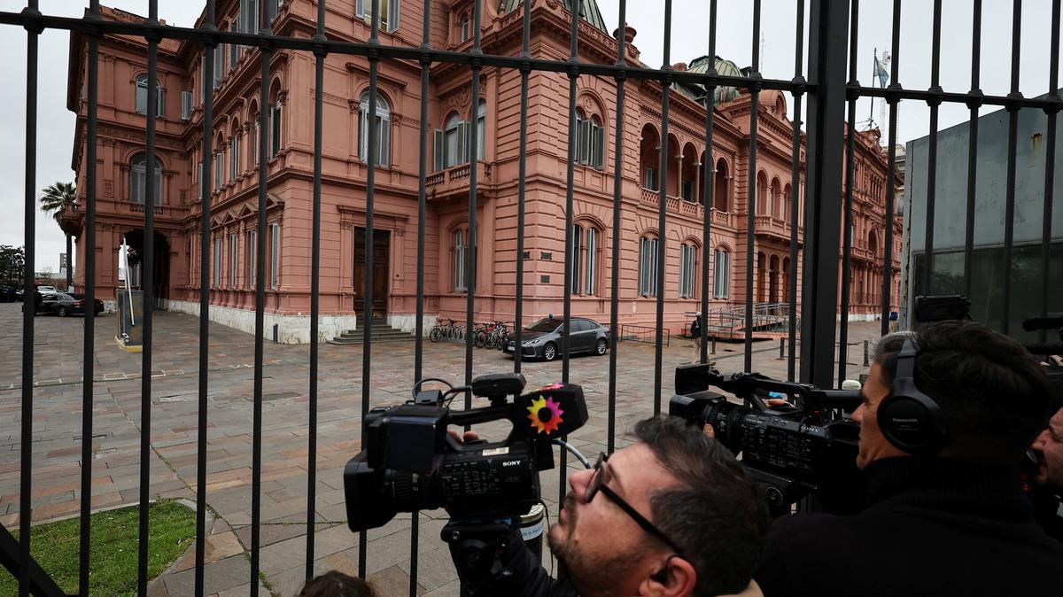 Members of the media work outside the Casa Rosada Presidential Palace in Buenos Aires, Argentina September 8, 2025. REUTERS/Agustin Marcarian/File Photo