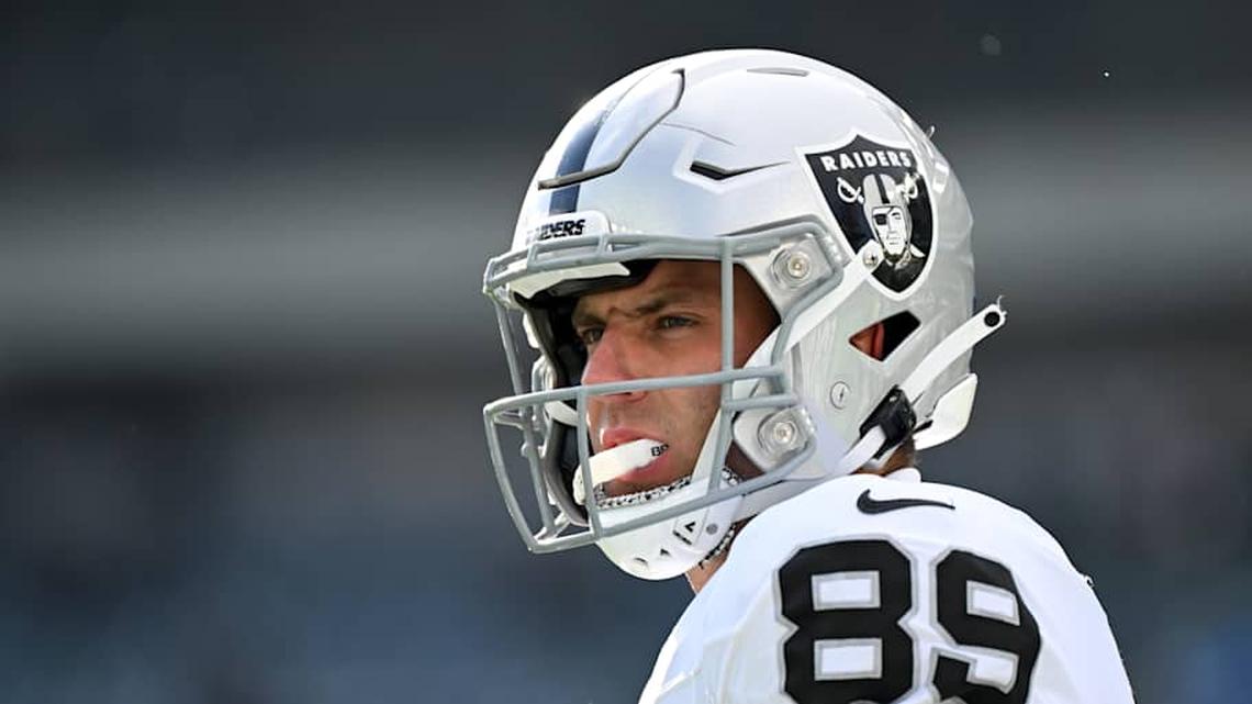  Dec 14, 2025; Philadelphia, Pennsylvania, USA; Las Vegas Raiders tight end Brock Bowers (89) looks on before the game against the Philadelphia Eagles at Lincoln Financial Field. Mandatory Credit: Eric Hartline-Imagn Images | Eric Hartline-Imagn Images 