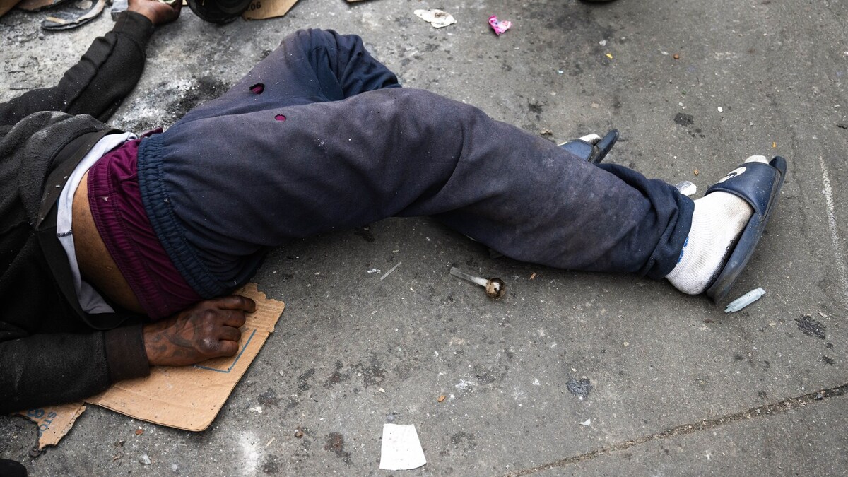 A man passes out in a Los Angeles alley near MacArthur Park after using fentanyl as others watch to make sure he was not overdosing. (Photo by Sarah Reingewirtz, Los Angeles Daily News/SCNG)