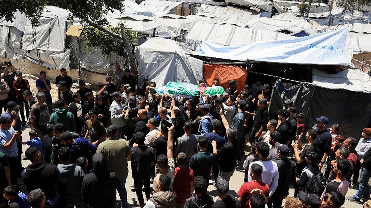 People carry a body identified by mourners as Hamas' military wing commander Izz al-Din al-Haddad, who was killed in an Israeli strike on Friday, during a funeral, in Gaza City, May 16, 2026. REUTERS/Dawoud Abu Alkas