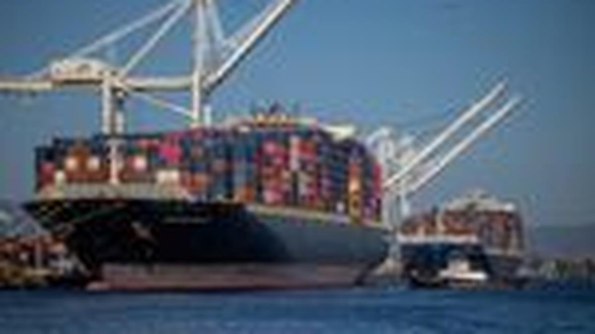 FILE PHOTO: A cargo ship full of shipping containers is seen at the port of Oakland, California, U.S., August 4, 2025. REUTERS/Carlos Barria/File Photo