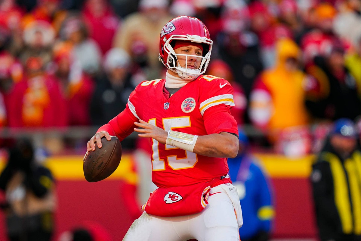  Kansas City Chiefs quarterback Patrick Mahomes (15) throws a pass during the second half against the Los Angeles Chargers. Jay Biggerstaff-Imagn Images