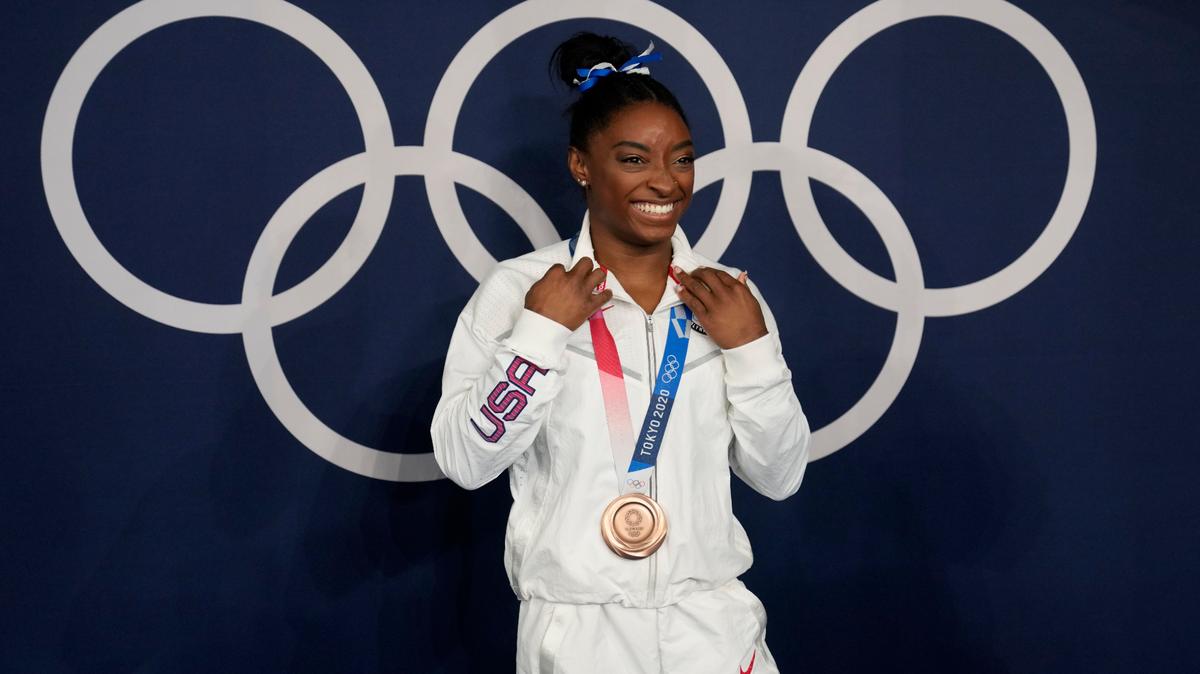 Simone Biles, de Estados Unidos, posa con la medalla de bronce que ganó en la competencia de gimnasia artística de barra de equilibrio en los Juegos Olímpicos 2020, el martes 3 de agosto de 2021, en Tokio, Japón.