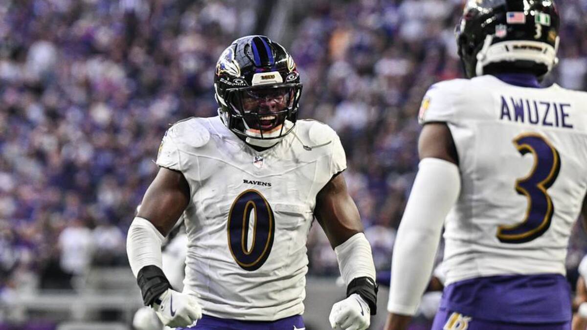  Baltimore Ravens linebacker Roquan Smith (0) reacts with cornerback Chidobe Awuzie (3). | Jeffrey Becker-Imagn Images 