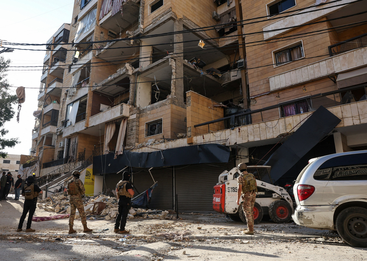 Emergency personnel work at the site of an Israeli strike on the southern suburbs of Beirut, Lebanon, June 7, 2026. REUTERS/Mohamed Azakir