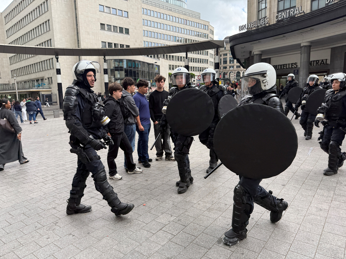 Police officers stand guard as demonstrators protest against planned education sector reforms in Brussels, Belgium June 4, 2026. REUTERS/Bart Biesemans