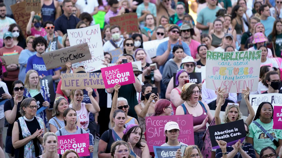 Manifestantes a favor del derecho al aborto protestan frente al capitolio estatal, el 24 de junio de 2022, en Lansing, Michigan. (AP Foto/Paul Sancya, archivo)