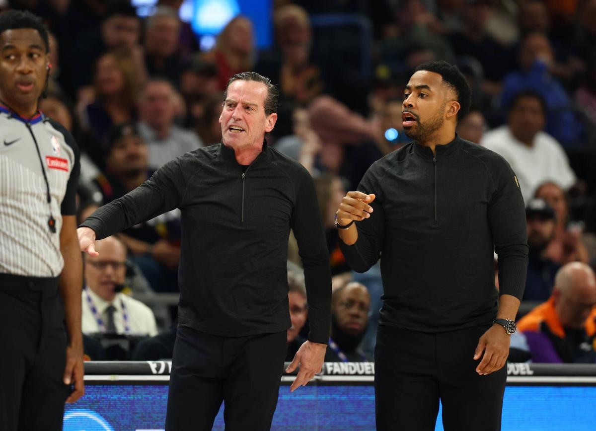  Cleveland Cavaliers head coach Kenny Atkinson (left) and assistant coach Johnnie Bryant 