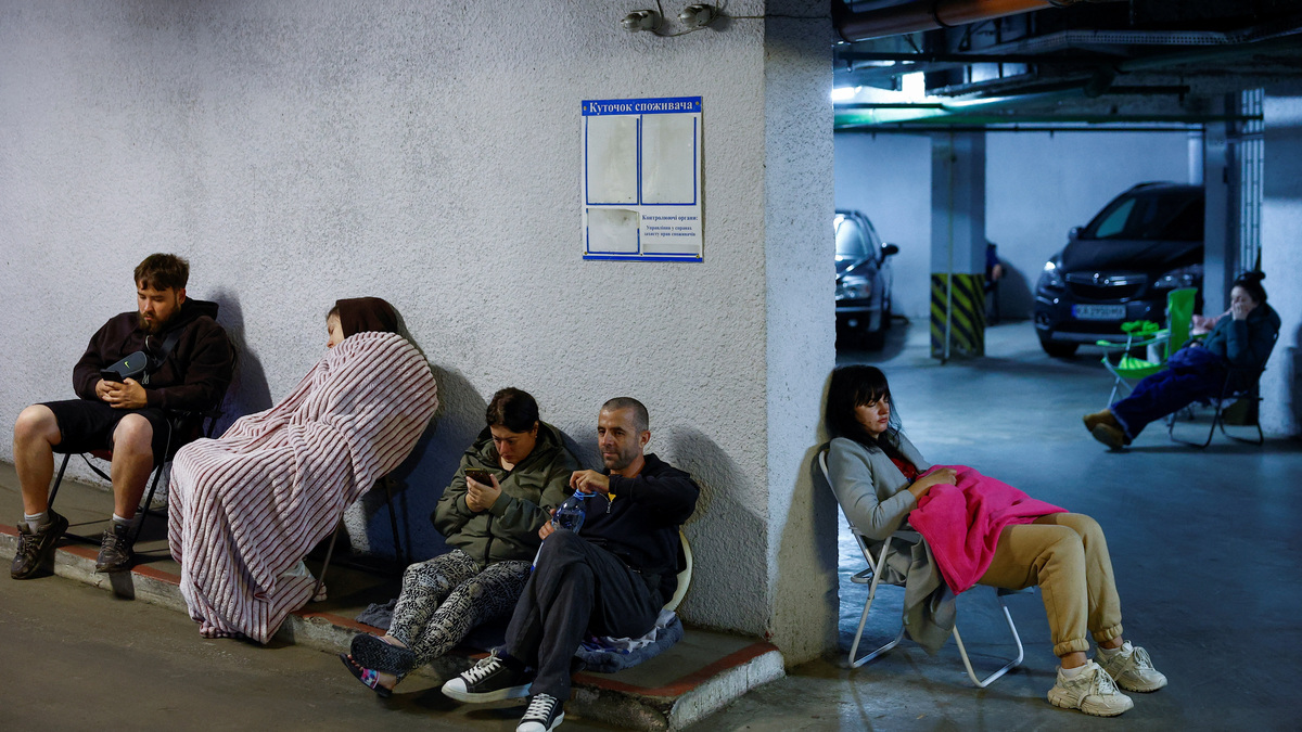 Residents take shelter inside an underground parking during Russian missile and drone strikes, amid Russia's attack on Ukraine, in Kyiv, Ukraine June 15, 2026. REUTERS/Valentyn Ogirenko
